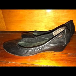 🥿Guess mini wedge shoes